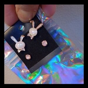 ♥️ B🐰 5/20 Chic Gold and Pearl Bunny Easter Earrings